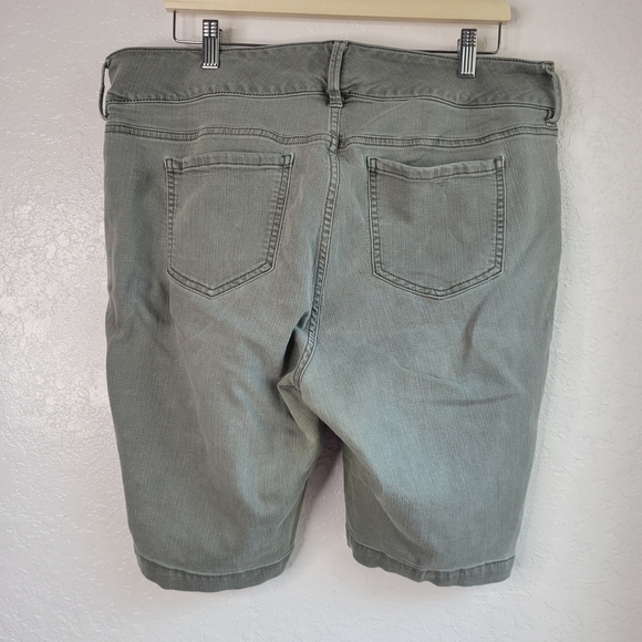 Torrid 11' Jegging Bermuda Short - Picture 7 of 7